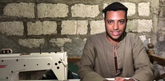 بعد بتر ساقه أثناء عمله بالمحاجر في طفولته .. يتحدى الاعاقة ويعمل بالخياطة