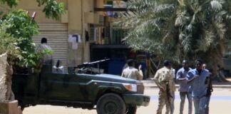 اقتتال وتخوف من الانزلاق في حرب أهلية.. ماذا يحدث في السودان؟