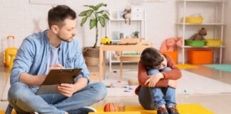 ابني مصاب بالتوحد.. كيف أتعامل في تربيته وتعليمه الحدود؟