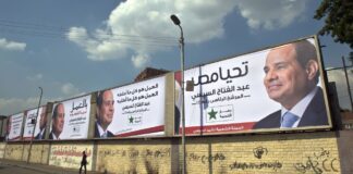 الحياة السياسية قبل وبعد انتخابات الرئاسة.. أي براح ينتظره المصريون؟ ملصقات للمرشح آنذاك عبد الفتاح السيسي في القاهرة في مايو 2014. (وكالات)
