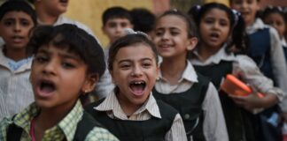 مصروفات وملابس وكتب ودروس.. بطولة في مواجهة العبء الدراسي