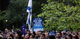 الاضطهاد وربما القتل.. عرب ملاحقون بتهمة "دعم فلسطين" الاضطهاد وربما القتل.. عرب ملاحقون بتهمة "دعم فلسطين" (الصورة من مظاهرة مؤيدة لإسرائيل في نيويورك بالولايات المتحدة - وكالات)
