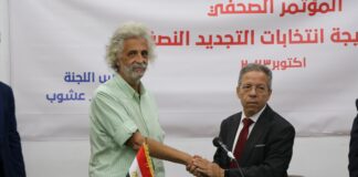 لماذا خسرت "الاستقلال" جولة التجديد النصفي في انتخابات "الأطباء"؟ نقيب الأطباء الفائز بالانتخابات د.أسامة عبد الحي والنقيب السابق د.حسين خيري (وكالات)