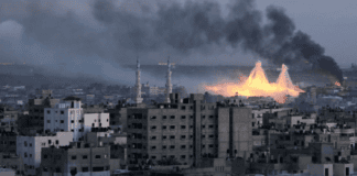 أن تغرق في سوائل رئتيك.. الموت بالفسفور في غزة قذائف فسفور أبيض (وكالات)