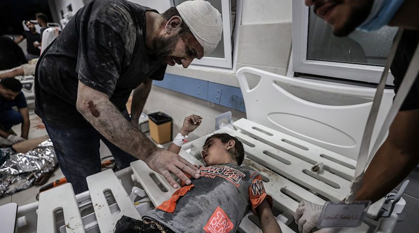 فلسطيني مصاب وابنه في قصف للاحتلال على غزة (وكالات)