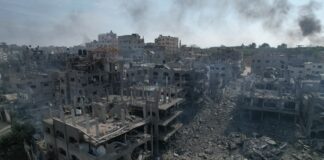 أخشى دائمًا مشاهدة التغطية الإخبارية الأمريكية للحروب.. فما بالك بكارثة غزة؟ الدمار الذي خلفه طيران الاحتلال في غزة، 11 أكتوبر 2023 (الأناضول - جيتي إيميج)