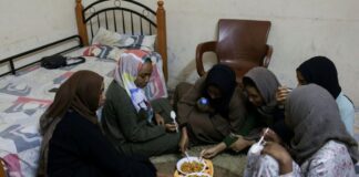 جيران"المعاناة".. سودانيون بالقاهرة يواجهون حربًا أخرى لتدبير نفقات المعيشة نساء سودانيات نازحات يأكلن في مأوى يقدمه مركز بالقاهرة، بعد أن واجهن رحلة محفوفة بالمخاطر من الخرطوم التي مزقتها الحرب، في القاهرة، مصر، في 13 مايو 2023. (الصورة: رويترز)