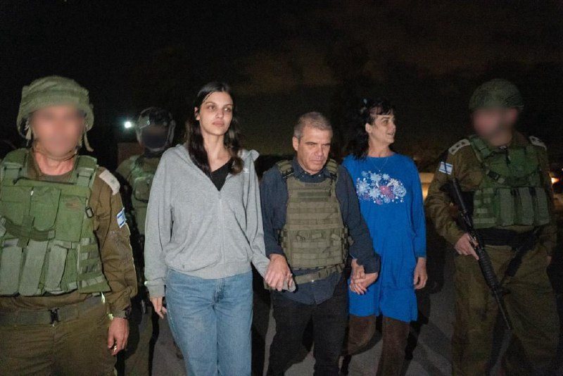 المحتجزتان الأمريكيتان عقب إفراج القسام عنهما بعد تدخل عدة وسطاء كبادرة حسن نية