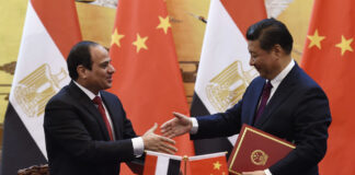 ماذا تُجني مصر من مبادلة الديون مع الصين؟ الرئيسان المصري عبد الفتاح السيسي والصيني شي جين بينج (وكالات)