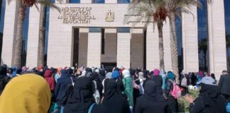 "لماذا اُستبعدنا؟".. نتائج "مسابقة 30 ألف معلم" تسأل عن الجهة المعنية معلمون مستبعدون من مسابقة 30 ألف معلم يحتجون أمام مقر وزارتهم بالعاصمة الإدارية الجديدة (وكالات)