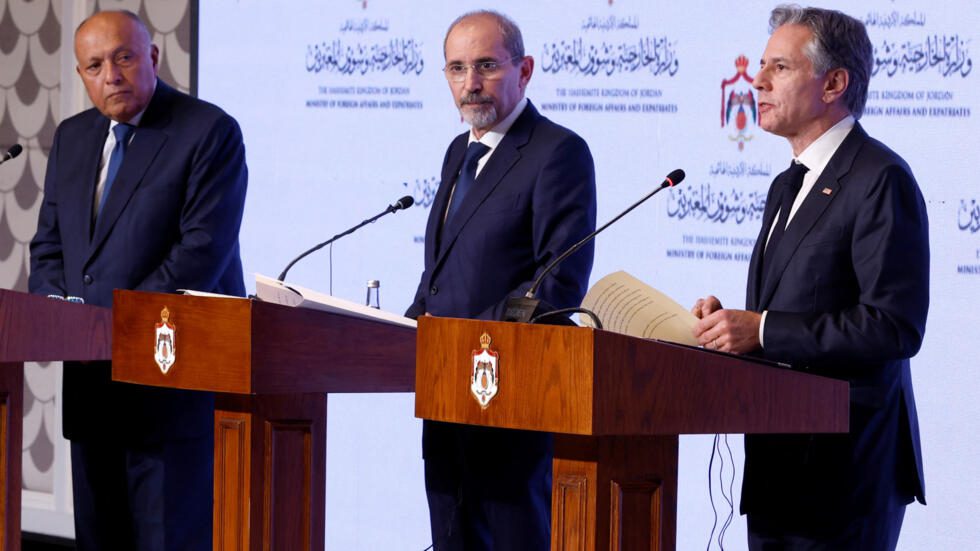 وزير الخارجية الأمريكي أنتوني بلينكن، ووزير الخارجية المصري سامح شكري، ونائب رئيس الوزراء ووزير الخارجية الأردني أيمن الصفدي، في 4 نوفمبر 2023.