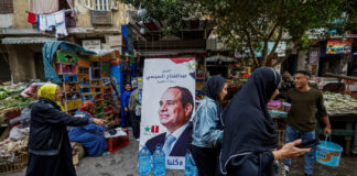 "نيويورك تايمز": حرب غزة أنقذت النظام المصري قبل الانتخابات ملصق حملة الرئيس عبد الفتاح السيسي في إحدى مناطق القاهرة.