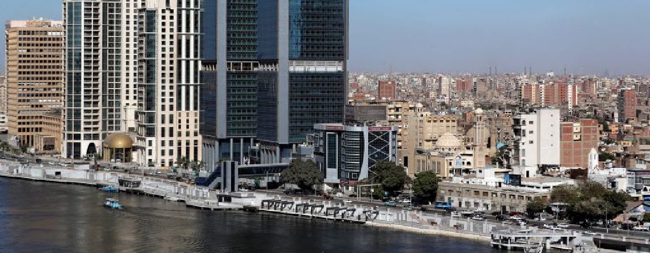منظر عام لأبراج مطلة على النيل في القاهرة