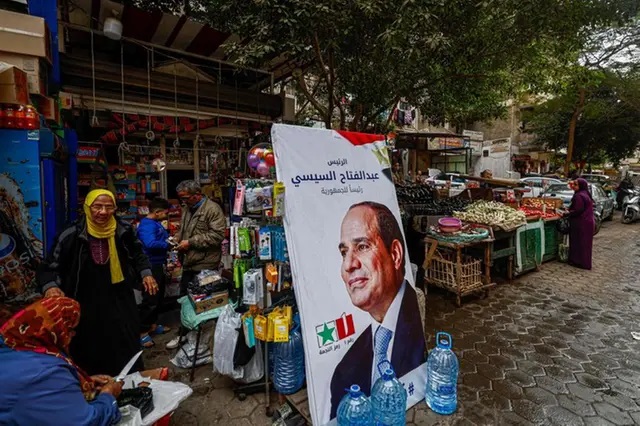 لافتة للرئيس المصري عبد الفتاح السيسي في أحد أسواق القاهرة، 7 ديسمبر 2023