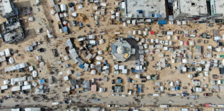 بين مصر وإسرائيل.. حرب أخرى تحت رماد غزة عنوانها "التهجير" مخيمات نازحين فلسطينيين من الحرب على غزة