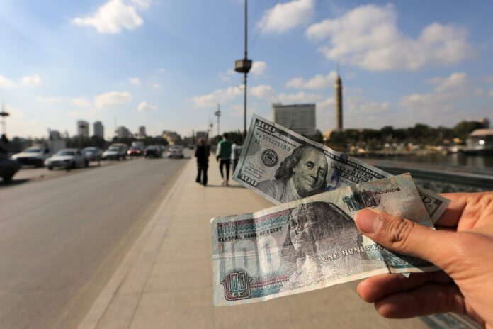 الدولار يتخطي الـ 60 جنيها