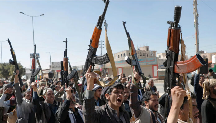 ‏مقاتلون حوثيون يرددون شعارات في نهاية تدريبهم في صنعاء، اليمن، في 11 يناير