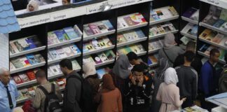 قص أجنحة التنوير.. بالمنع والإسفاف والاختناق الاقتصادي