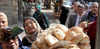 نشرة "على الساحة": شارع منشغل بـ "اقتصاد الحرب" ودعم الخبز ومستقبل صندوق مصر السيادي مواطنون أمام مخبز للخبز المدعم