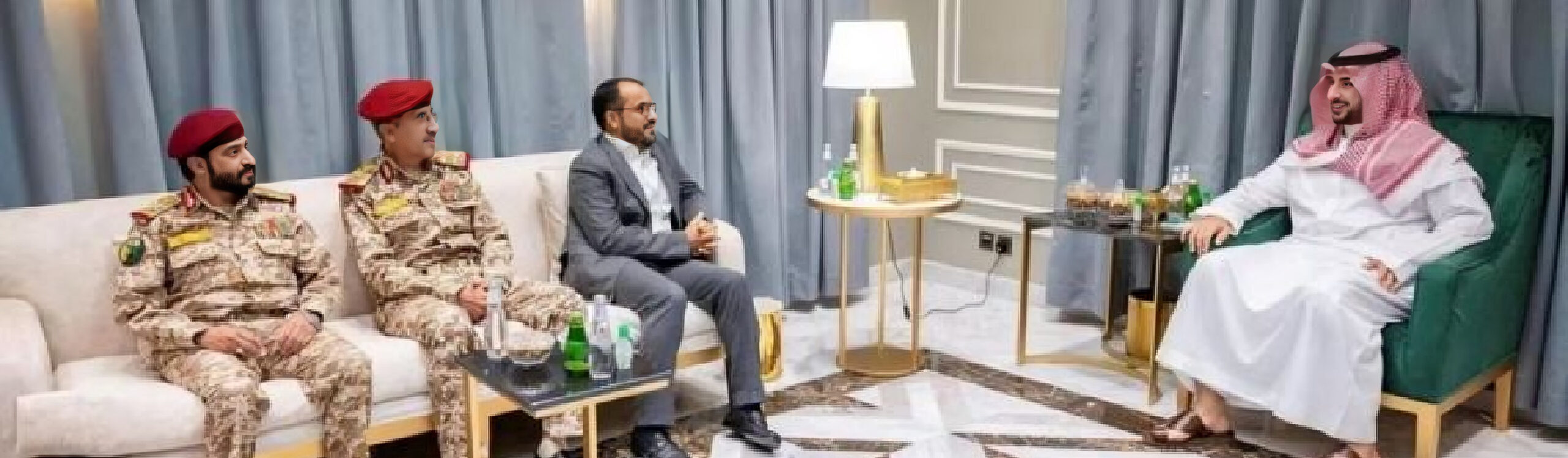 وزير الدفاع السعودي الأمير خالد بن سلمان خلال اجتماعه بوفد الحوثيين في الرياض