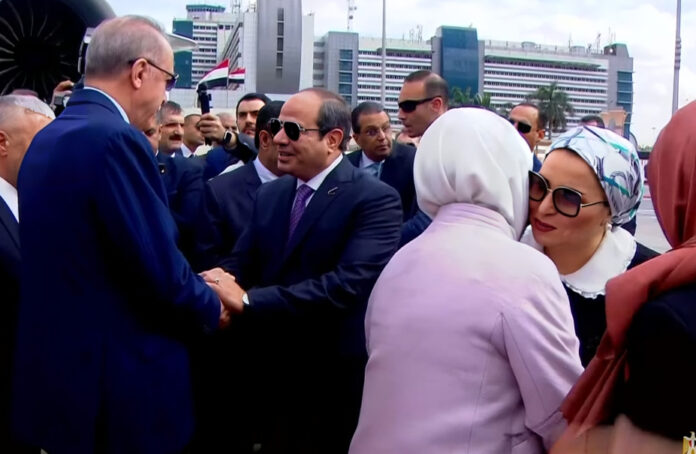 السيسي وقرينته يستقبلان أردوغان وقرينته بمطار القاهرة