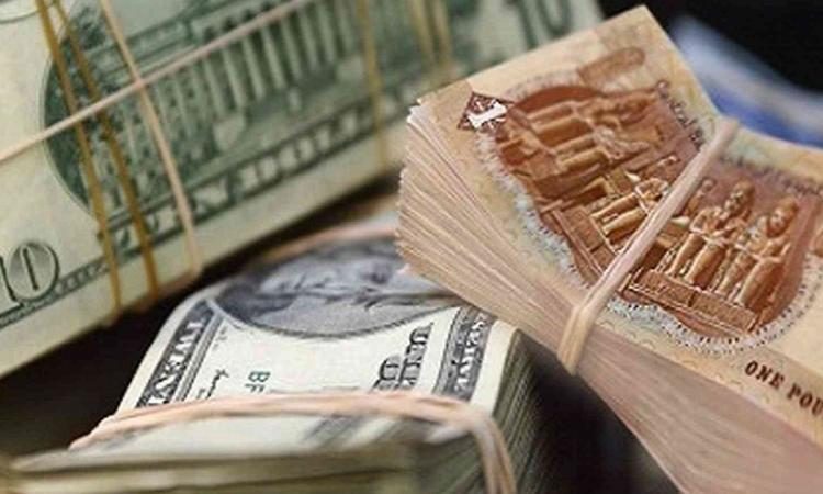الدولار في السوق السوداء عاد إلى حدود ما فوق الـ 60 جنيهًا