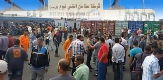 عمال مطاحن "الخمس نجوم" يضربون في مقرهم بالسويس