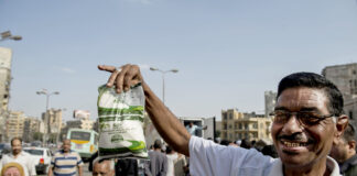 أزمة السكر "مستمرة".. والمواطن بين "الطابور" و"الكرتونة" مصري فرح بالحصول على كيس سكر من أحد منافذ البيع الحكومية - تصوير آخرون