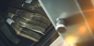 كيف تربح البنوك من عمولات "صغار المودعين"؟