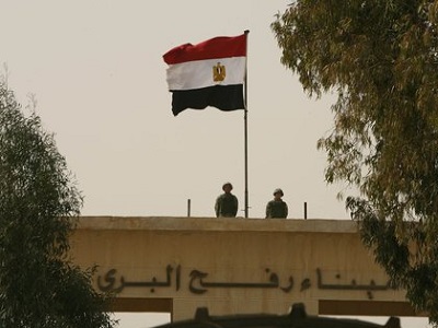 جنديان مصريان على معبر رفح