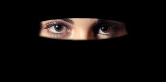 أرتدي الحجاب رغم كوني ملحدة ومثلية