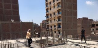 تروح فين الشمس يا عمال اليومية؟ عمال البناء أبرز من يعانون من العمل في ظروف الحرارة الشديدة - صورة خاصة