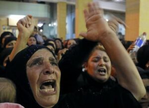 نساء متشحات بالسواد تبكين أثناء جنازة في المنيا بجنوب مصر تصوير: محمد عبدالغني – رويترز