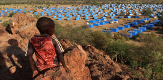 أزمة السودان تتفاقم.. الجيش والدعم يُفشلان محاولات الحل الدولية طفل سوداني يجلس أمام مقابر (وكالات)