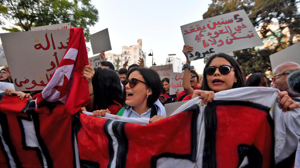 مظاهرة نظمتها مجموعة من القوى المدنية والسياسية للتعبير عن رفضها للمسار الانتخابي في تونس والتنديد بسياسات الرئيس قيس سعيد. 4 أكتوبر 2024 في تونس. (ا ف ب)