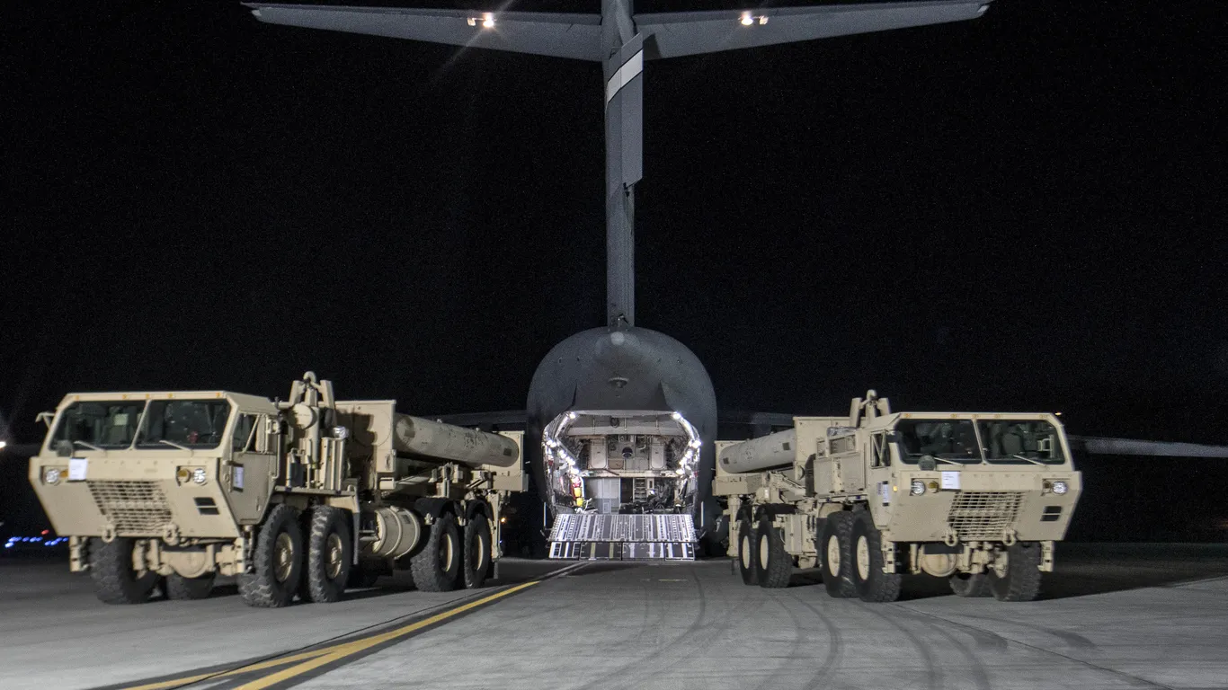 شاحنات وأجزاء أخرى من نظام الدفاع الصاروخي THAAD على مدرج المطار في كوريا الجنوبية. (جيتي)