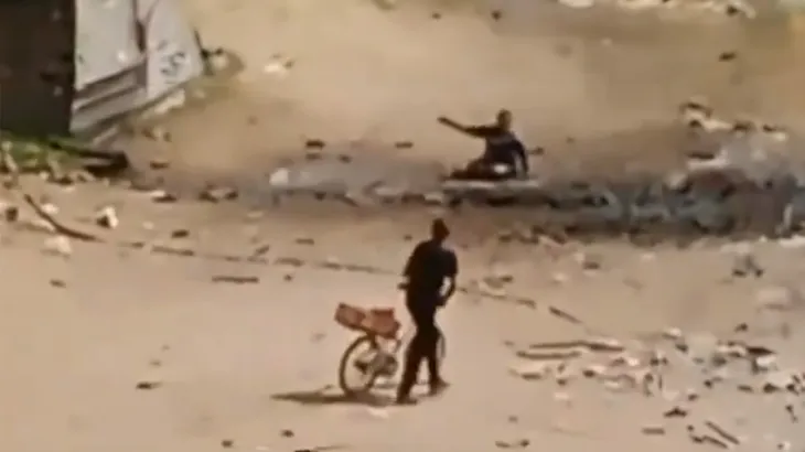 الطفل الشهيد الذي استهدفه الاحتلال في جباليا (صورة من فيديو متداول)