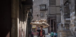 نشرة "على الساحة": مطالبات بسرعة فتح المجال العام.. ونائب: "مصر بقت طبقة نجيب ساويرس وطبقة نجيب منين" منذ اتفاق مصر مع صندوق النقد وارتفاعات الأسعار والضغط الاقتصادي يلاحق المصريين (وكالات)