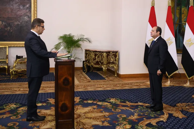 رئيس المخابرات المصرية الجديد (يسار) يؤدي اليمين أمام السيسي (وكالة أنباء الشرق الأوسط)