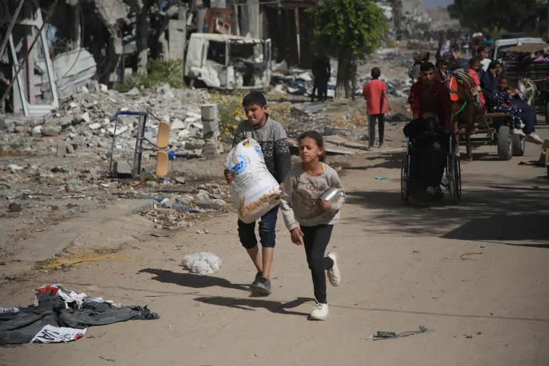 فلسطينيون خلال فرارهم من شمال غزة جنوبا (الأناضول)