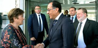 مصر وصندوق النقد.. ماذا تريد "جورجييفا" من المراجعة الرابعة؟ رئيس الوزراء وممثلو الحكومة في استقبال مديرة صندوق النقد الدولي (وكالات)