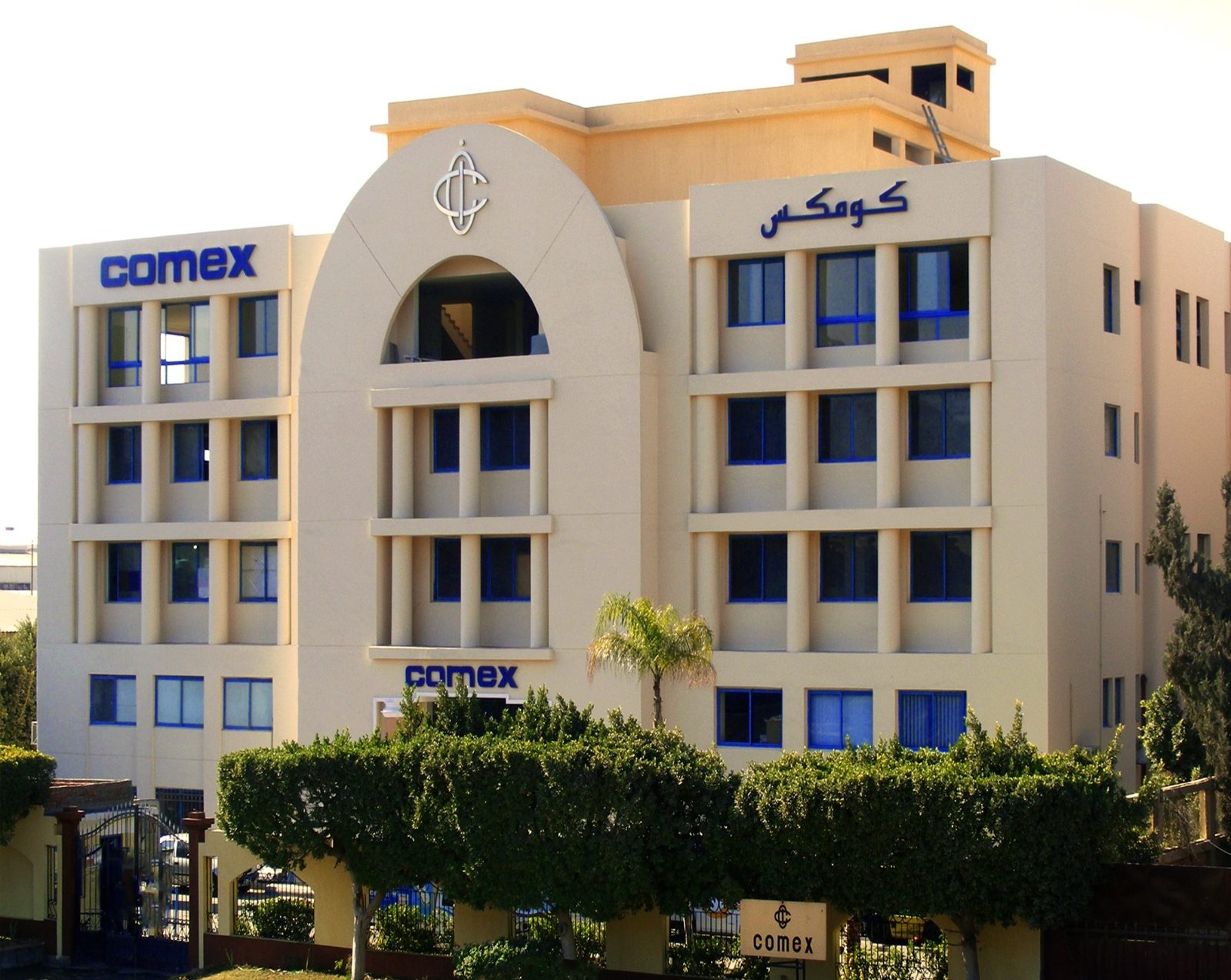 إدارة شركة كومكس الهندسية و الصناعية بمدينة 6 أكتوبر بالمنطقة الصناعية الأولى، أصدرت قرارات بالفصل للعشرات من عمال وعاملات الشركة
