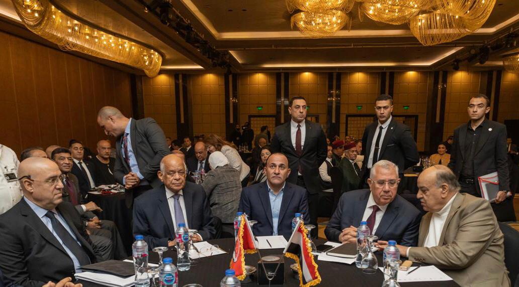 ابراهيم العرجاني بين مسئولين سابقين - فيس بوك اتحاد القبائل 