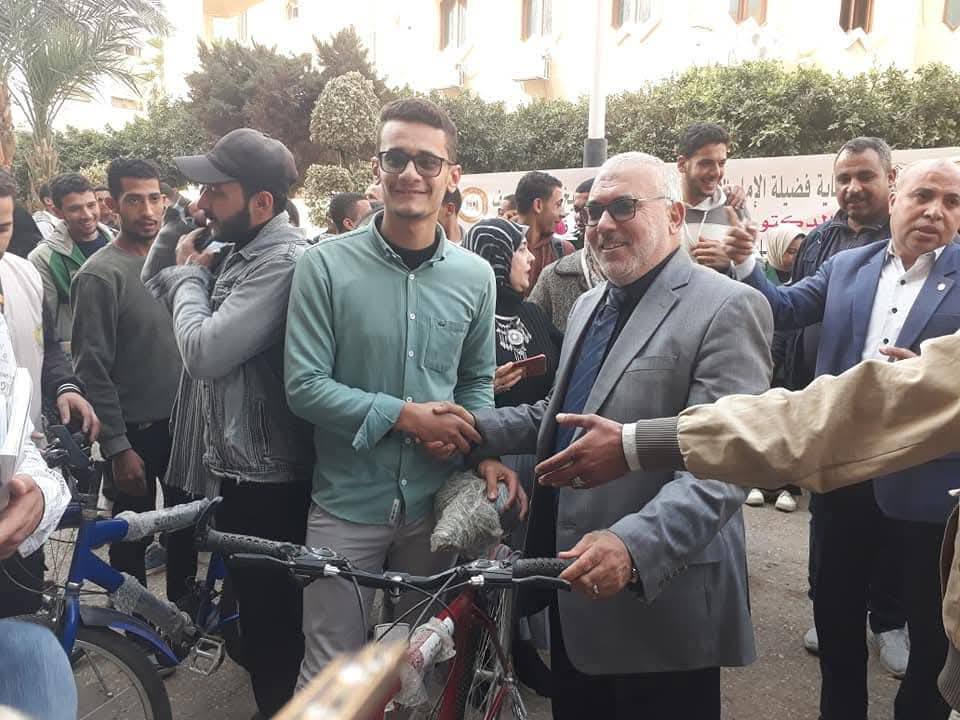 تكريم فائز في أنشطة جامعة الأزهر - فيس بوك المركز الإعلامي للجامعة 