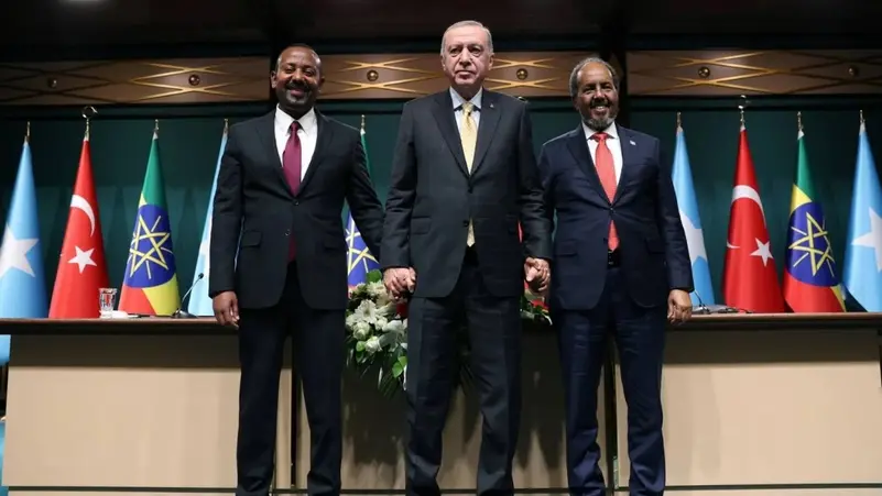 الرئيس التركي أردوغان متوسطاً الرئيس الصومالي حسن شيخ محمود ورئيس الوزراء الإثيوبي أبي أحمد في أنقرة - رويترز