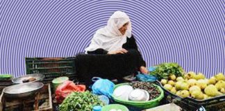 يروهن "صيدة سهلة".. من يحمي عاملات المحال والشوارع "أجرًا وجسدًا"؟ معاناتها لا تقف عند التحرش الذي يحمل في طياته خطرًا كبيرًا، بل تمتد إلى مواقف أشد قسوة، حين تصل البلدية فجأة لتصادر "فرشتها"