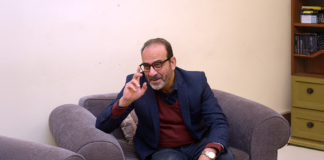عصام زكريا: السينما المستقلة تواجه خيبة أمل حقيقية.. والفن يحتاج إلى بيئة تؤمن بالحرية (حوار) الناقد السينمائي عصام زكريا في حواره مع فكّر تاني -تصوير إسلام يحيي