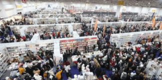 النشرة الثقافية.. "أيام في المرايا" بالتزامن مع "معرض القاهرة للكتاب" لقطة أرشيفية من معرض القاهرة الدولي للكتاب