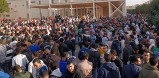 في عيد العمال.. أياديهم مُصابة بالعوز والخوف وفقدان الأمل الشارع العمالي يمتلأ بالاحتقان وفق مراقبين - الصورة لجزء من إضراب سابق لعمال "تي آند سي"- فكر تاني
