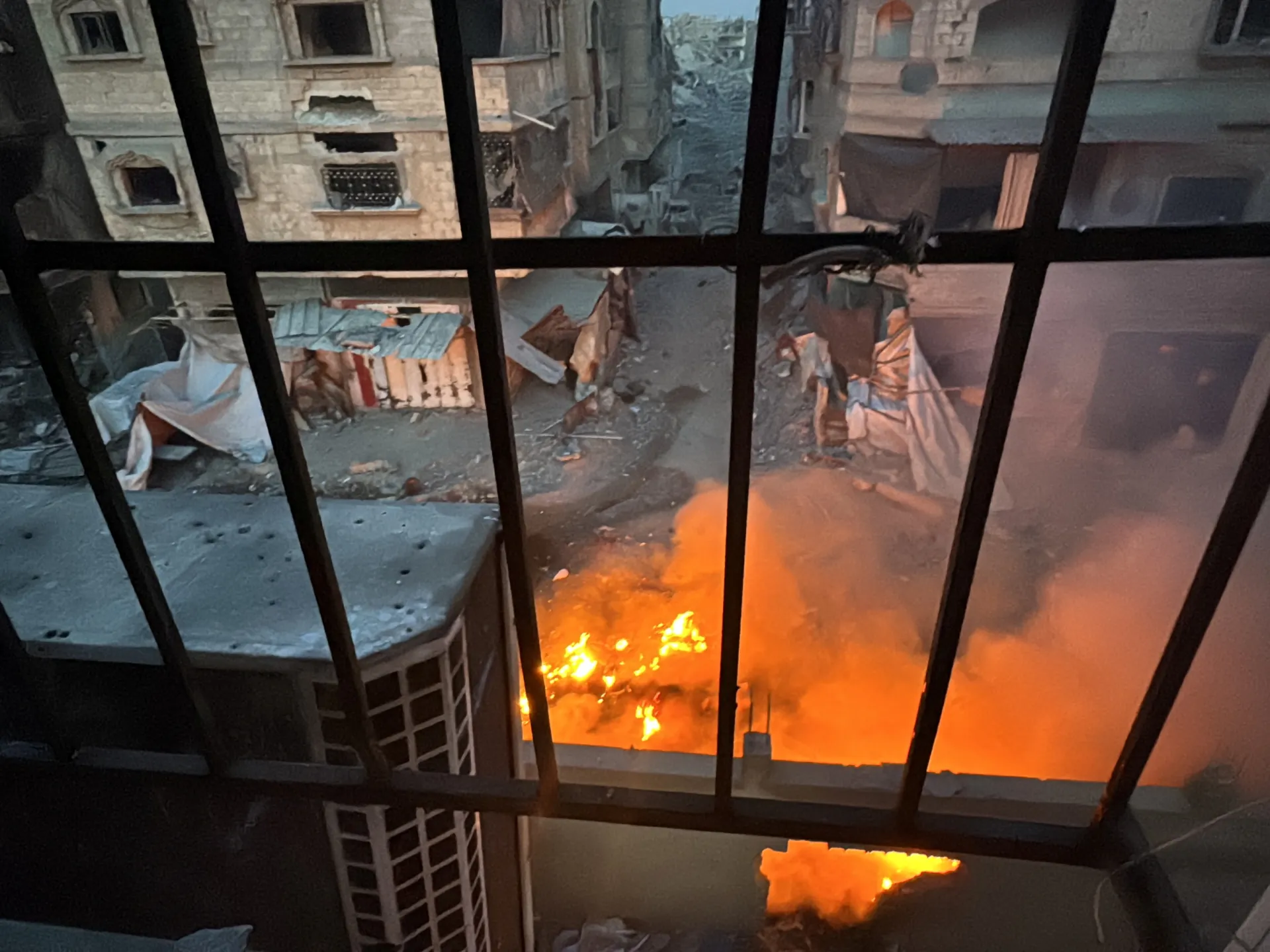 الصورة من مستشفى كمال عدوان قبل إحراقه من قبل قوات الاحتلال واعتقال المدنيين داخله (وكالات)